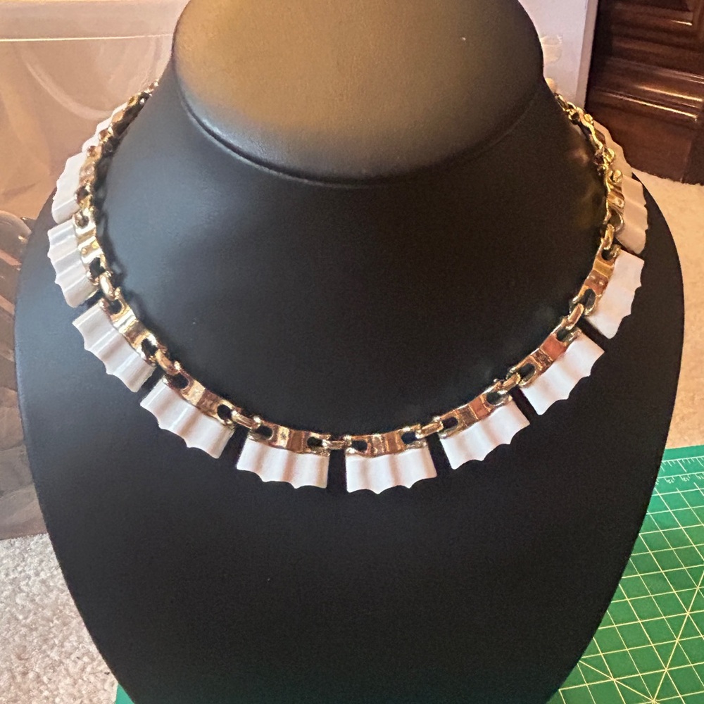 Rare Vintage Coro Corocraft White Milk Glass & Gold Tone Necklace PAT PENDING